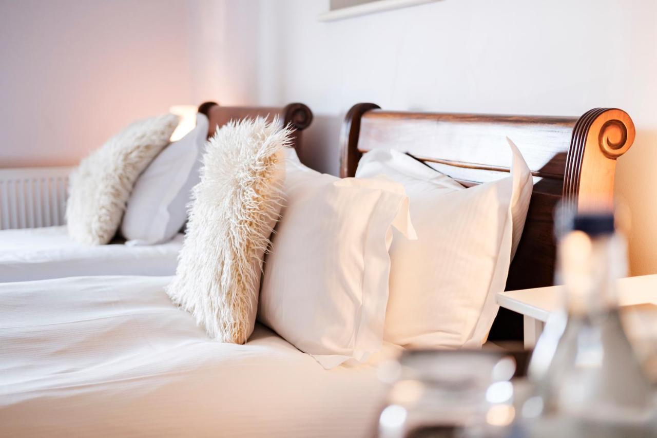 The Bower Inn Bridgwater Ngoại thất bức ảnh A bed with pillows