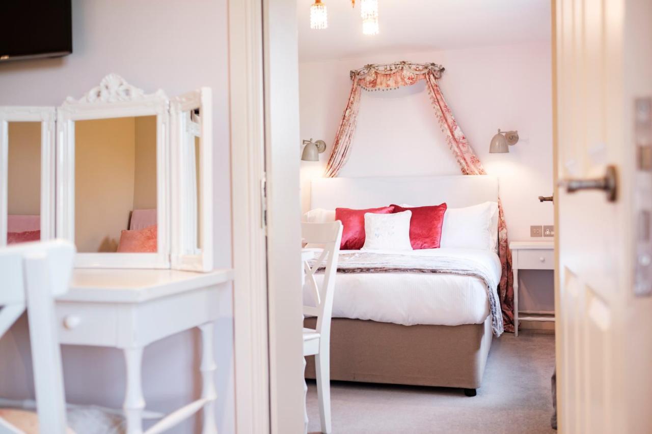 The Bower Inn Bridgwater Ngoại thất bức ảnh A bedroom at The Swan Hotel