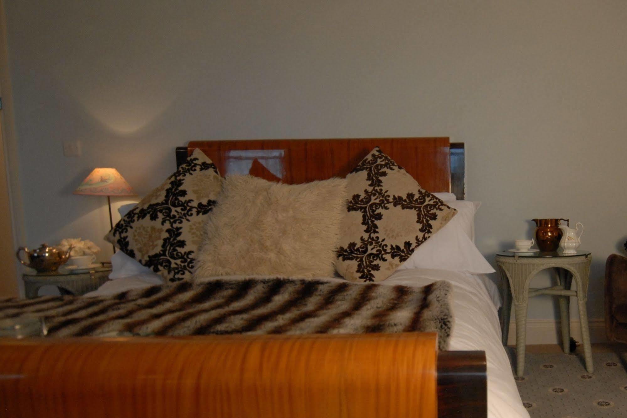 The Bower Inn Bridgwater Ngoại thất bức ảnh A bed with a mink throw